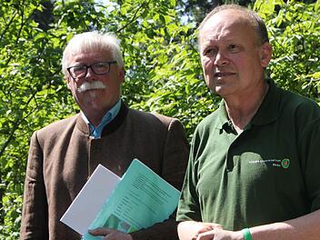 Wolfram Zeller (links), Leiter des Forstbetriebes Bad Brückenau, und Michael Geier vom Biosphärenreservat sind in den Kernzonen unterwegs. Foto: Ulrike Müller