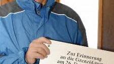 Otto Zierlein vom HBV zeigt die wieder aufgetauchte Gedenktafel. Foto: Gerhard Schmidt