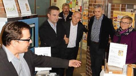Dominik Bigge vom Büro Energie und Klima im Landratsamt Forchheim (links) erläutert die einzelnen Ausstellungsstücke, bevor es zur ersten Thermografiewanderung geht.  Foto: Reinhard Löwisch