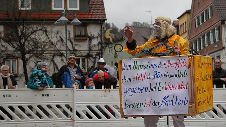 In eigener Sache: Stadtrat Hartmut Bös trägt Maulkorb. Foto:Ulrike Müller