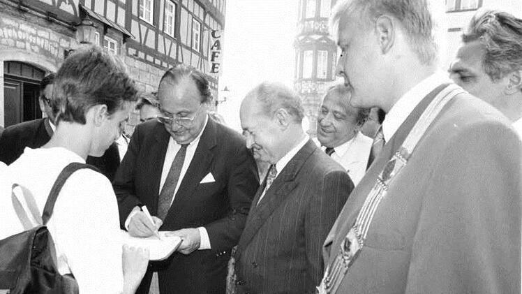 Hans-Dietrich Genscher in Coburg - rechts im Vordergrund Oberbürgermeister Norbert KastnerFoto: Archiv