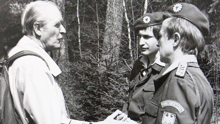 Kurzes Gespräch: Karl Carstens mit zwei Bundesgrenzschützern an der deutsch-deutschen Grenze. Knapp dreieinhalb Jahre nach diesem Foto war der Eiserne Vorhang Geschichte.