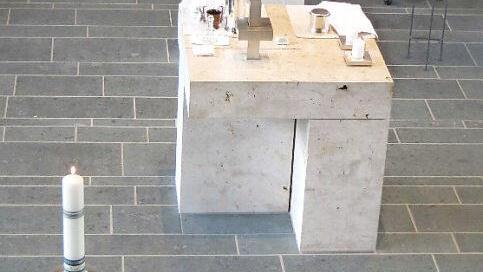 Der Kerzenleuchter unterscheidet sich durch sein Material von Taufstein, Altar un Ambo, fügt sich aber harmonisch in das Bild ein. Im Hintergrund Pfarreri Karola Schürrle  Fotos: Richard Sänger