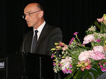 Landrat Wilhelm Schneider würdigte die Verdienste von Cordula Kappner sowohl als erste Leiterin des BIZ, als auch durch ihre Forschungen zur Geschichte jüdischer Familien aus dem Landkreis Haßberge. Foto: Sabine Weinbeer