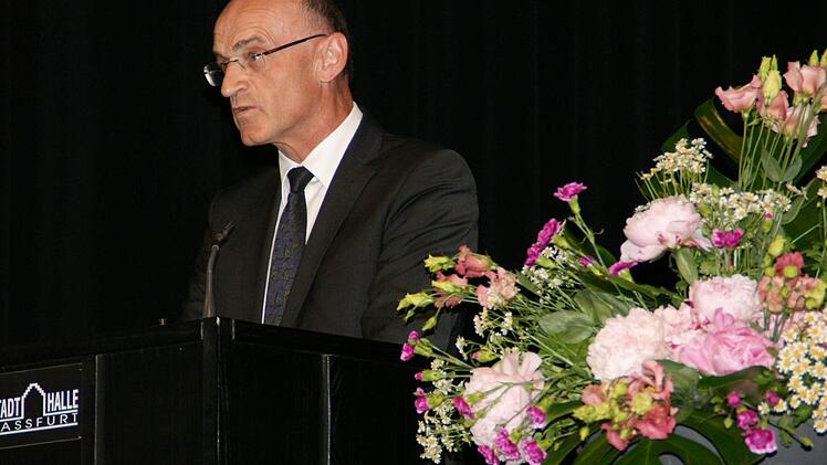 Landrat Wilhelm Schneider würdigte die Verdienste von Cordula Kappner sowohl als erste Leiterin des BIZ, als auch durch ihre Forschungen zur Geschichte jüdischer Familien aus dem Landkreis Haßberge. Foto: Sabine Weinbeer