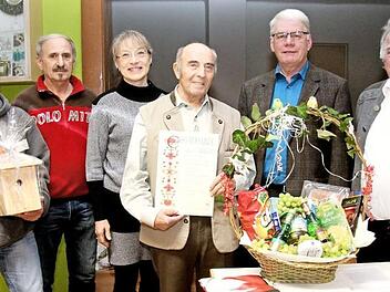 Günter Dümler, der neue Vogelwart Anton Winkelmann, Renate Schroff, Ernst Kreiner, Otto Tröppner und Harald Kollmann (v. l.) Foto: Sänger