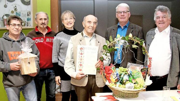 Günter Dümler, der neue Vogelwart Anton Winkelmann, Renate Schroff, Ernst Kreiner, Otto Tröppner und Harald Kollmann (v. l.) Foto: Sänger