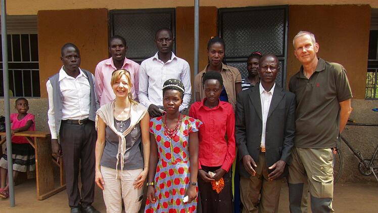 Die Ronays mit den Lehrern    Foto: privat