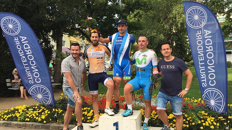 Nach dem Radwettkampf freuen sich Sieger auf die Siegerpokale.