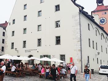 Der denkmalgeschützte Salzstadel aus dem Jahr 1620, direkt an der im Jahr 1135 gebauten Steinernen Brücke, beherbergt seit 2011 das Regensburger UNESCO-Welterbe-Besucherzentrum. Sigismund von Dobschütz