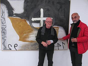 Ernst J. Herlet (links) und der Galerist Roland Stumpf vor dem Werk "Kreuzfahrt". Winfried Ehling
