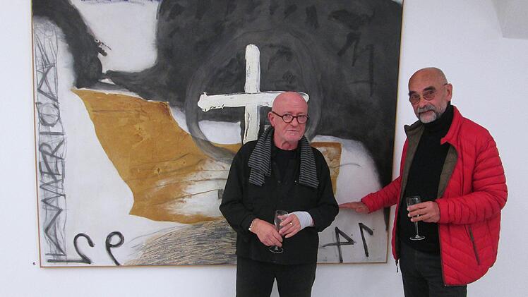 Ernst J. Herlet (links) und der Galerist Roland Stumpf vor dem Werk "Kreuzfahrt". Winfried Ehling