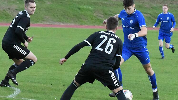Die Münnerstädter Nicolas Weber und Leon Pöhl müssen hier zuschauen, wie Jan Krettek (am Ball) das 1:0 erzielt. 06-er Jonas Schmitt (rechts) freut es. Foto: Hopf