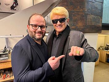 Heino zu Gast in F&uuml;rth: Schlager-Legende zeigt besonderen Ring