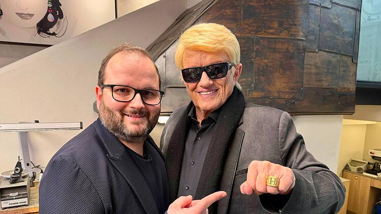 Heino zu Gast in F&uuml;rth: Schlager-Legende zeigt besonderen Ring