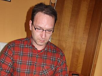 Ziemlich frustriert macht sich Stephan Zöller über den Stapel an Antragsformularen her, den er nunmehr zum vierten Mal ausfüllt. Foto: Ralf Kestel