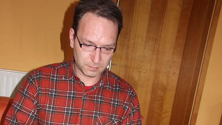 Ziemlich frustriert macht sich Stephan Zöller über den Stapel an Antragsformularen her, den er nunmehr zum vierten Mal ausfüllt. Foto: Ralf Kestel