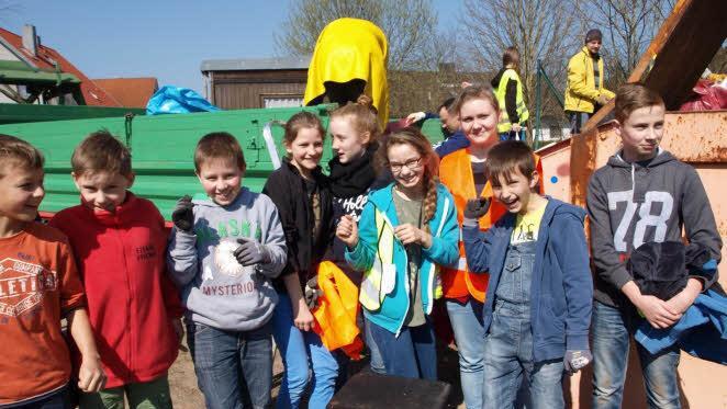 Vor allem die Kinder und Jugendlichen machten voller Engagement bei der Aktion "Saubere Landschaft" mit. Foto: Michaela Atzler