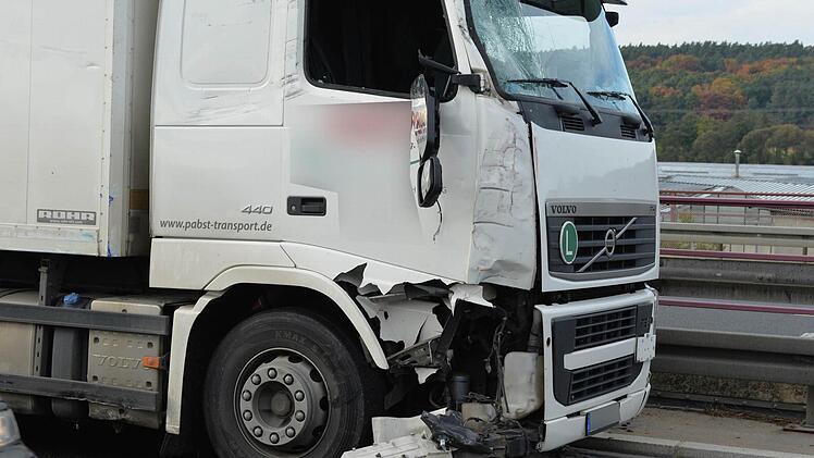 Die rechte Seite des Lkw-Führerhauses ist demoliert. Foto: Ronald Rinklef