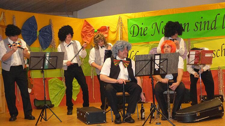 Die "Sex-Zylinder" traten als "Luftpumpen- Orchester" auf und "spielten" klassische Musik.