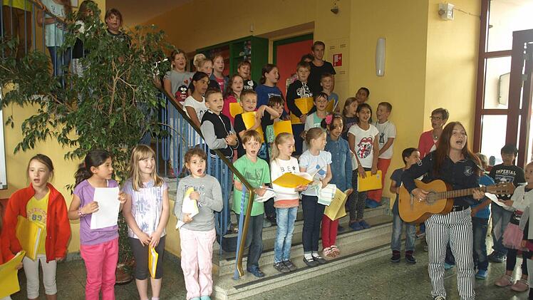 Kinder und Lehrer singen für Adelinde Kaiser ein Abschiedslied. Foto: Stefan Geiger