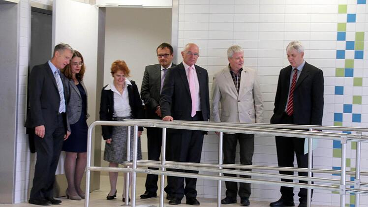 Ein extra Therapiebecken verfügt über einen Hubboden, wie Ulrich Eberhardt-Schramm und Dr. Karolin Netschiporenko vom Trägerverein "Hilfe für das behinderte Kind Coburg" (am Bildrand links) sowie Schulleiter Helmut Franz (2. von rechts) den Gästen Dr. Günther Denzler, Angela Trautmann-Janovsky und Sozialplaner Robert Stiefler erläuterten. Im Hintergrund: Tagesstättenleiter Werner Michel. Foto: Bettina Knauth