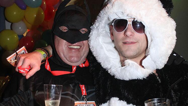 "Mr. Fasching" Willi Michel Arm in Arm mit einem Pandabären. Foto: Sonja Adam