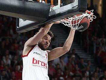 Die Bamberger fliegen in einer anderen Liga - hier Elias Harris beim Dunking Foto: sportpress