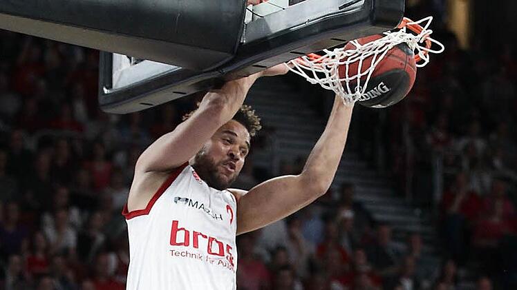 Die Bamberger fliegen in einer anderen Liga - hier Elias Harris beim Dunking Foto: sportpress
