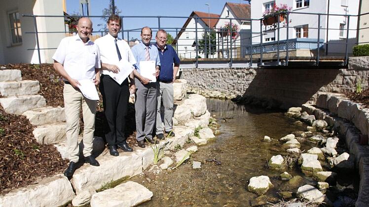 Bürgermeister Claus Schwarzmann, Landrat Hermann Ulm, Amtsleiter Anton Hepple und Abteilungsleiter Wolfgang Kießling freuen sich über die geglückten Maßnahmen in Weigelshofen.  Foto: Josef Hofbauer
