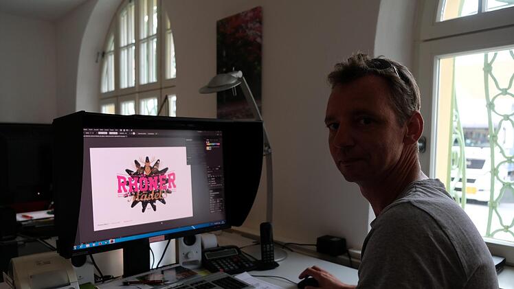 Steffen Filtzer, Inhaber der Firma "Rh&ouml;nwild Bekleidung und Accessoires", entwirft am Computer die  Designs der Rh&ouml;nwild-T-Shirts.