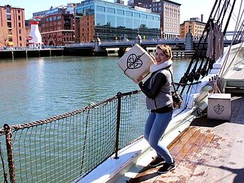 Franziska Schlemmers "Heimathafen" ist Hainert in der Gemeinde Knetzgau, hier jedoch ist die 26-Jährige im Hafen von Boston, Massachusetts, zu sehen, wo sie studiert. Die "Boston Tea Party" diente als Inspiration für dieses Bild: Am 16. Dezember 1773 warfen Bostoner Bürger kistenweise Tee über Bord mehrerer Handelsschiffe. Es war eine symbolische Protestaktion gegen die britischen Kolonialherren. Foto: privat