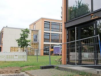 Neue Fenster, neue Türen und barrierefreie Zügänge: Derzeit wird die Außenhaut der Grund- und Mittelschule in Ebensfeld auf Vordermann gebracht.  Foto: Jutta Rudel