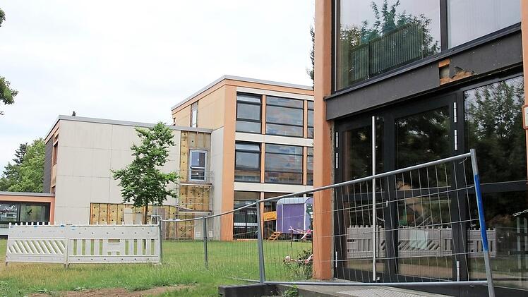 Neue Fenster, neue Türen und barrierefreie Zügänge: Derzeit wird die Außenhaut der Grund- und Mittelschule in Ebensfeld auf Vordermann gebracht.  Foto: Jutta Rudel