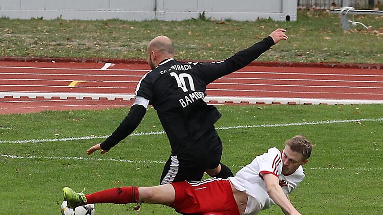 Elfer oder nicht? Während der Assistent auf Weiterspielen entschied, zeigte der Referee auf den Punkt. Thomas Kamm (rechts) soll Maximilian Großmann gefoult haben. Großmann trat selbst an und traf zum 3:1.