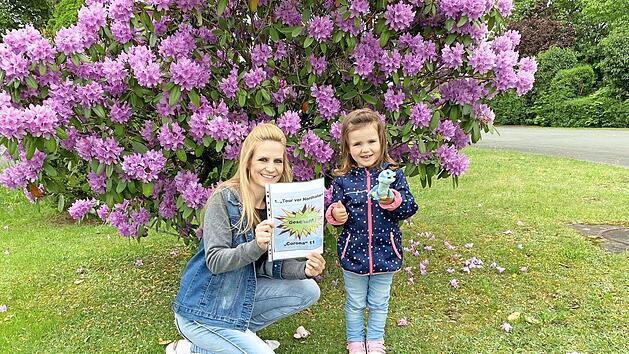 Eileen Hertel hat mit ihrer Tochter Mila die erste Corona-Tour in Nordhalben geschafft. Beide präsentieren nach Beendigung stolz die Urkunde. Foto: Michael Wunder