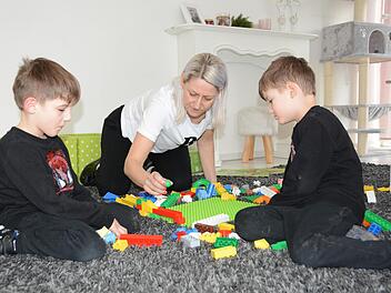 Tanja Pachali spielt mit Toni (links) und Matteo. Die Mutter wünscht sich nichts mehr als die Rückkehr in einen geregelten Alltag.