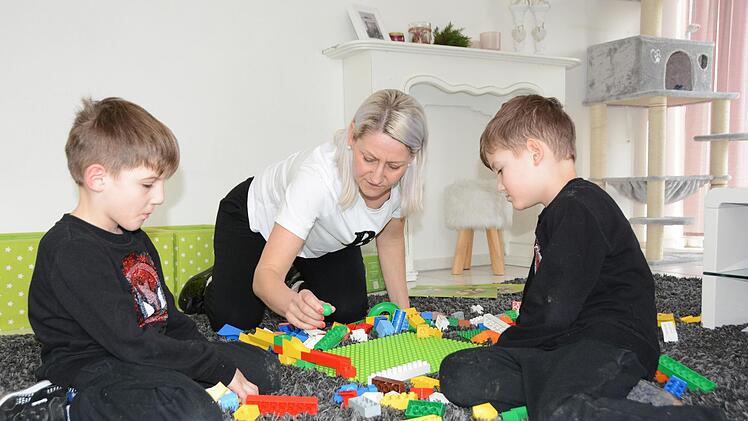Tanja Pachali spielt mit Toni (links) und Matteo. Die Mutter wünscht sich nichts mehr als die Rückkehr in einen geregelten Alltag.