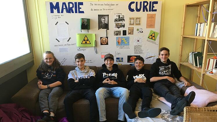 Ella, Emil, Lenny, Paul und Niklas gefällt's im neuen Schulgebäude der Montessorischule in Münnerstadt. Foto: Angelika Despang