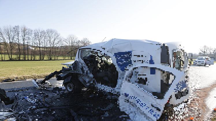 Kastenwagen schlittert auf Gegenfahrbahn: Fahrer mit Rettungshubschrauber ins Krankenhaus gebracht