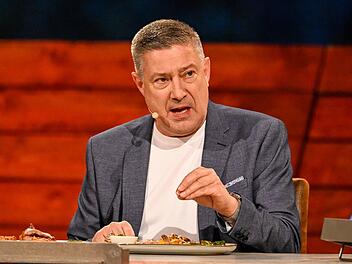 Gastjuror ohne Pardon: Joachim Llambi, der "Juror Gnadenlos" von "Let's Dance", fällte auch beim "Grill den Henssler Sommer-Special" erbarmungslose Urteile.