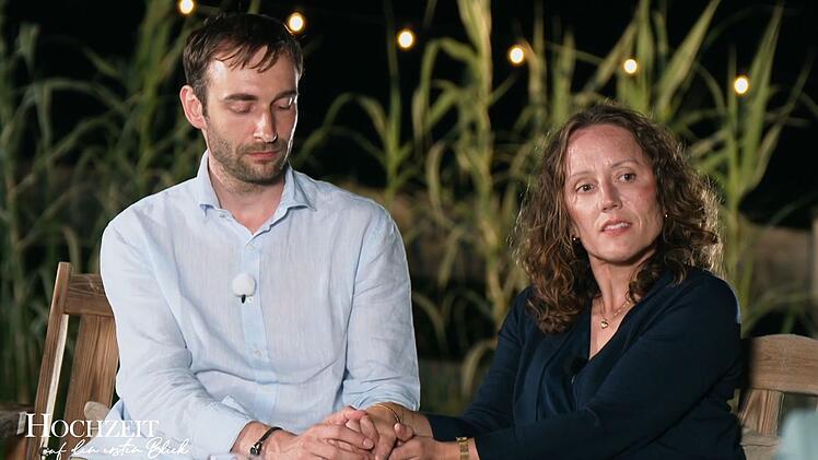 Martin und Sarah k&ouml;nnen die Finger nicht voneinander lassen.