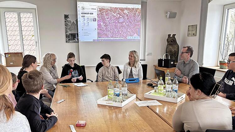Die Klasse M3 der Katharinen-Schule gratuliert dem B&uuml;rgermeister Ren&eacute; Gerner von Fuchsstadt zur Wahl.