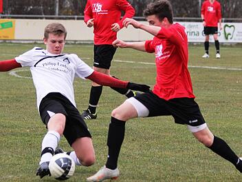 Einer der auffälligsten Akteure der Bayern war Jannek Wendt (rechts). Hier erobert er den Ball gegen einen Aubstädter. Foto: Krumpholz
