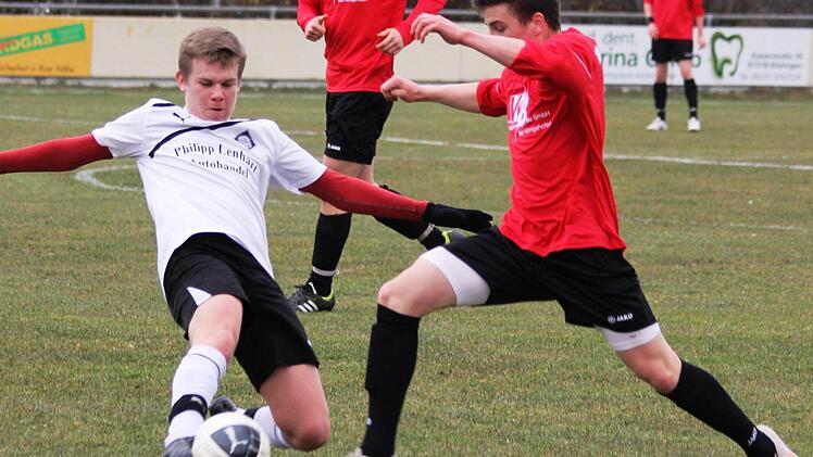 Einer der auffälligsten Akteure der Bayern war Jannek Wendt (rechts). Hier erobert er den Ball gegen einen Aubstädter. Foto: Krumpholz
