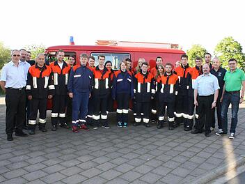 Erfolgreich legten zahlreiche Feuerwehrleute ihre Leistungsprüfung ab. Unser Bild zeigt sie mit Kreisbrandmeister Elmar Eisenmann, Schiedsrichter Erhard Hochrhein, Kommandant Manfred Brönner sowie (von rechts) Bürgermeister Armin Warmuth, Vorsitzendem Detlef Heim und Schiedsrichter Klaus Kippes.  Foto: Feuerwehr