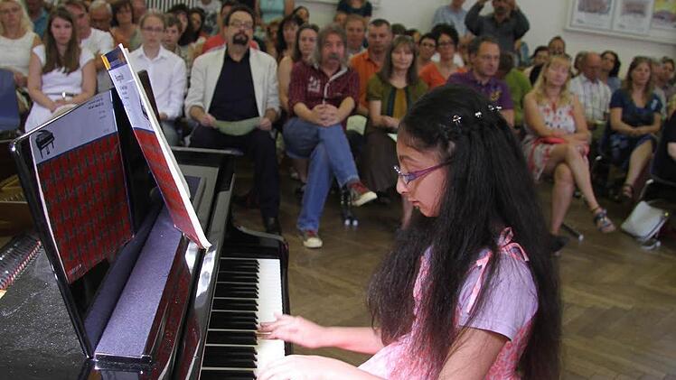 Opheliya Guliyeva hat sich eine Arabeske aus den Etüden von Friedrich Burgmüller ausgesucht - und begeistert das Publikum.