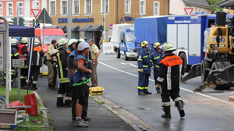 Am Montagmittag ist es in der Egerstrasse in Wunsiedel zu einem schweren Zwischenfall gekommen. Bei Abbrucharbeiten stürzte ein Gebäude unkontrolliert ein und begrub unter anderem ein Auto unter sich. Die Feuerwehr befürchtete anfangs, dass sich noch eine Person unter den Trümmern befinden könnte. Diese Annahme bestätigte sich glücklicherweise nicht. Foto: News5 / Fricke