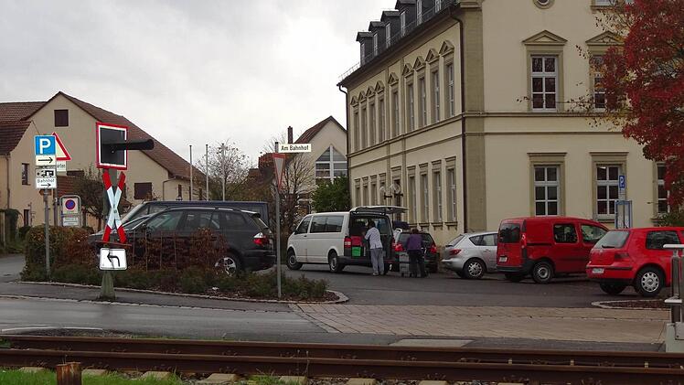 Am Parkplatz des Caritas-Kindergartens wird die Parkdauer auf eine Sunde beschränkt. Nur auf drei Stellplätzen, die für die Bediensteten gedacht sind, kann unbefristet geparkt werden. Auch wird ein Behindertenparkplatz ausgewiesen werden.