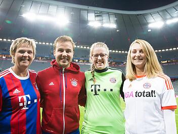 Pia Will aus Untermerzbach (links) mit Bayernstar Mario Götze und zwei weiteren Gewinnerinnen Carolin Raum aus Schnaittach und Stephanie Stöckl aus Pleinfeld und . Foto: Kulturmarketing München